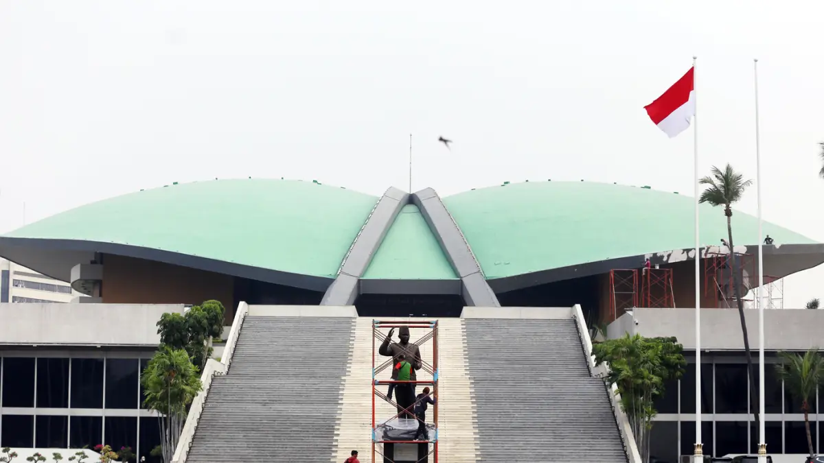 Menjelang Peringatan Hari Ulang Tahun Kemerdekaan Republik Indonesia ke 81, DPR RI berbenah dan melakukan aksi bersih-bersih. Salah satu dari aksi bersih-bersih ini, salah satunya adalah "Patung Bung Karno" Proklamator yang ada di area halaman Gedung DPR