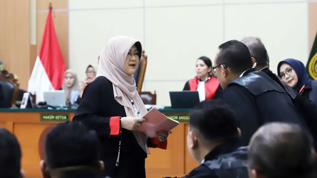Terdakwa kasus dugaan fitnah dan pencemaran nama baik terkait keaslian ijazah Presiden ke-7 RI Joko Widodo, Tifauzia Tyassuma atau Dokter Tifa menjalani sidang perdananya di Pengadilan Negeri Jakarta Timur, Jakarta, Kamis (2/7/2026). (Dery Ridwansah/ Jawa