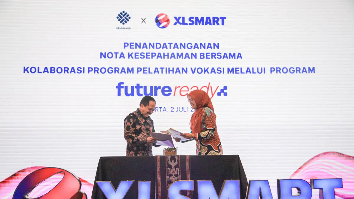 Direktur and Chief Regulatory Officer XLSmart Merza Fachys (kiri) bersama Sekretaris Direktorat Jenderal Binalavotas Kementerian Ketenagakerjaan Memey Meirita Handayani menandatangani nota kesepahaman antara Kementerian Ketenagakerjaan dengan XLSmart di K