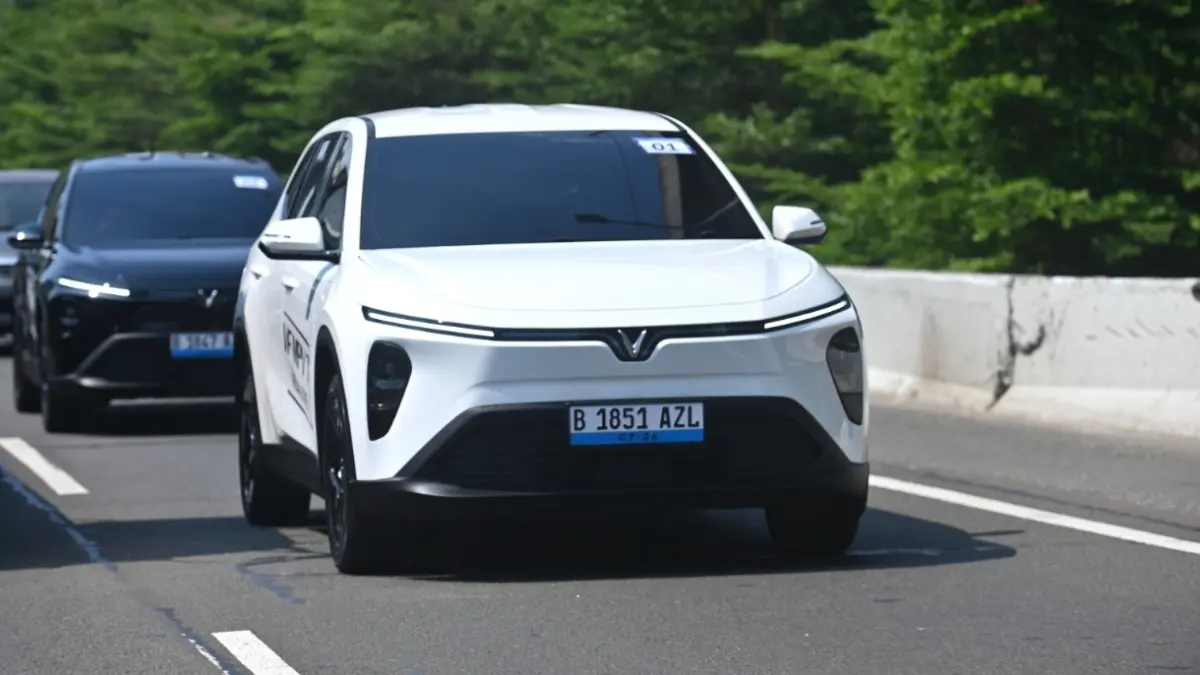 Awak mendia mencoba langsung performa VF MPV 7 pada sesi media drive di Jakarta.