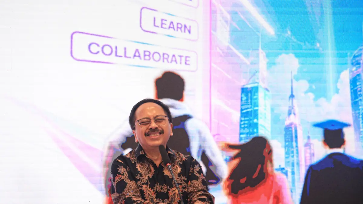 Direktur and Chief Regulatory Officer XLSmart Merza Fachys menyampaikan sambutannya saat penandanganan nota kesepahaman antara Kementerian Ketenagakerjaan dengan XLSmart di Kantor XLSmart Tower, Jakarta, Kamis (02/07/2026). (Hanung Hambara/Jawa Pos)