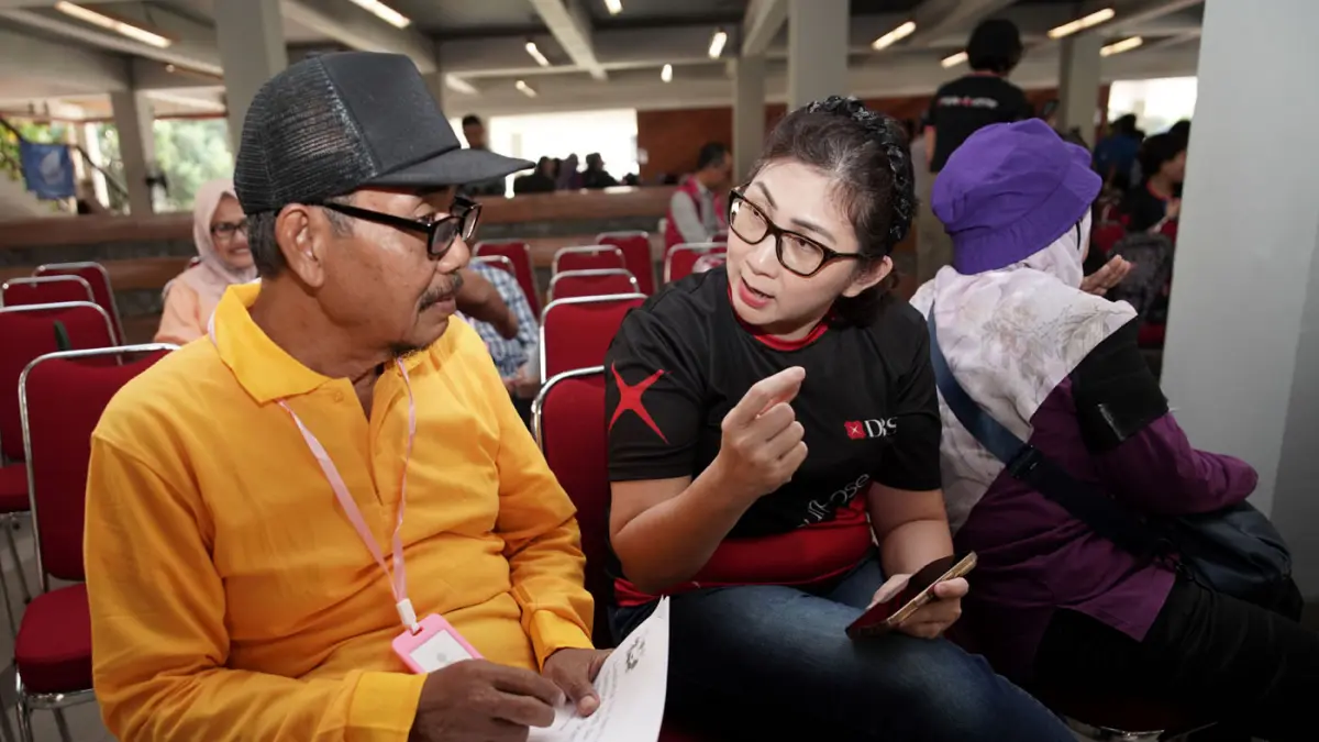Karyawan Bank DBS Indonesia Chong bersama sejumlah lansia membuat kerajinan tangan saat acara People of Purpose: Together for the Golden Age.