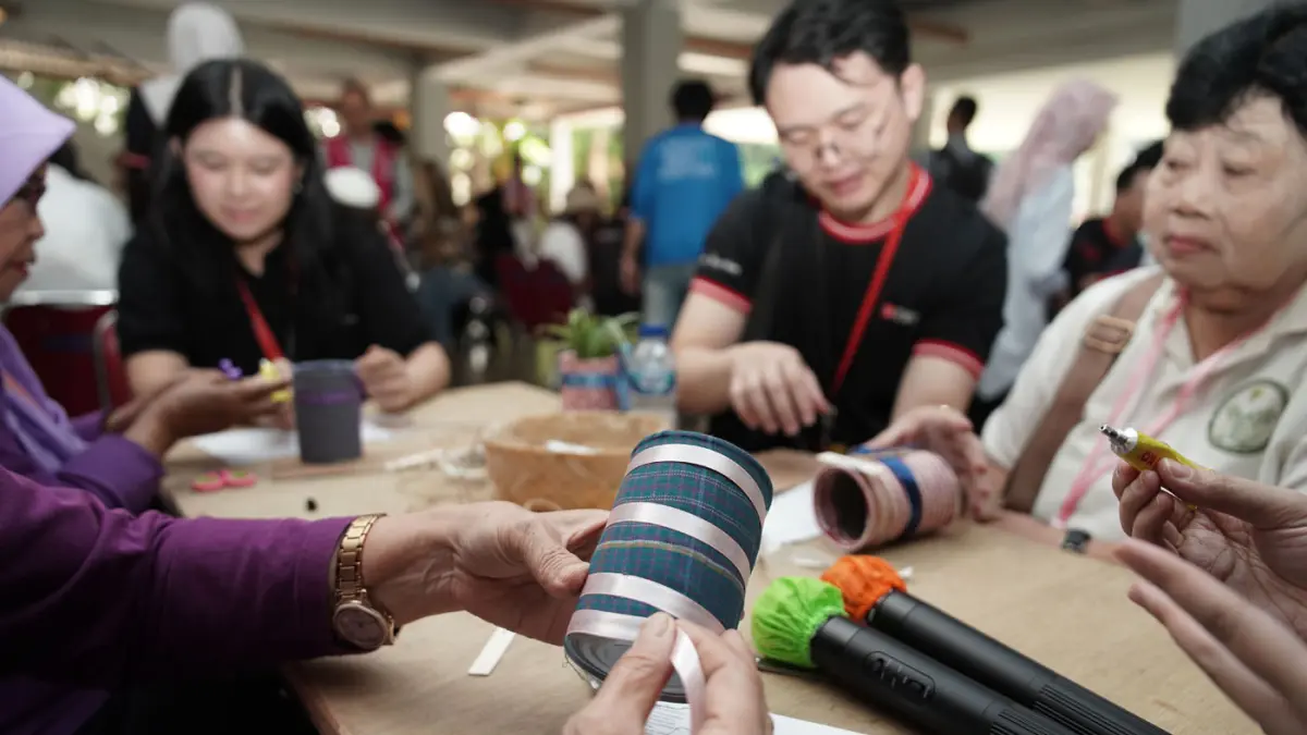 Karyawan Bank DBS Indonesia Chong bersama sejumlah lansia membuat kerajinan tangan saat acara People of Purpose: Together for the Golden Age.