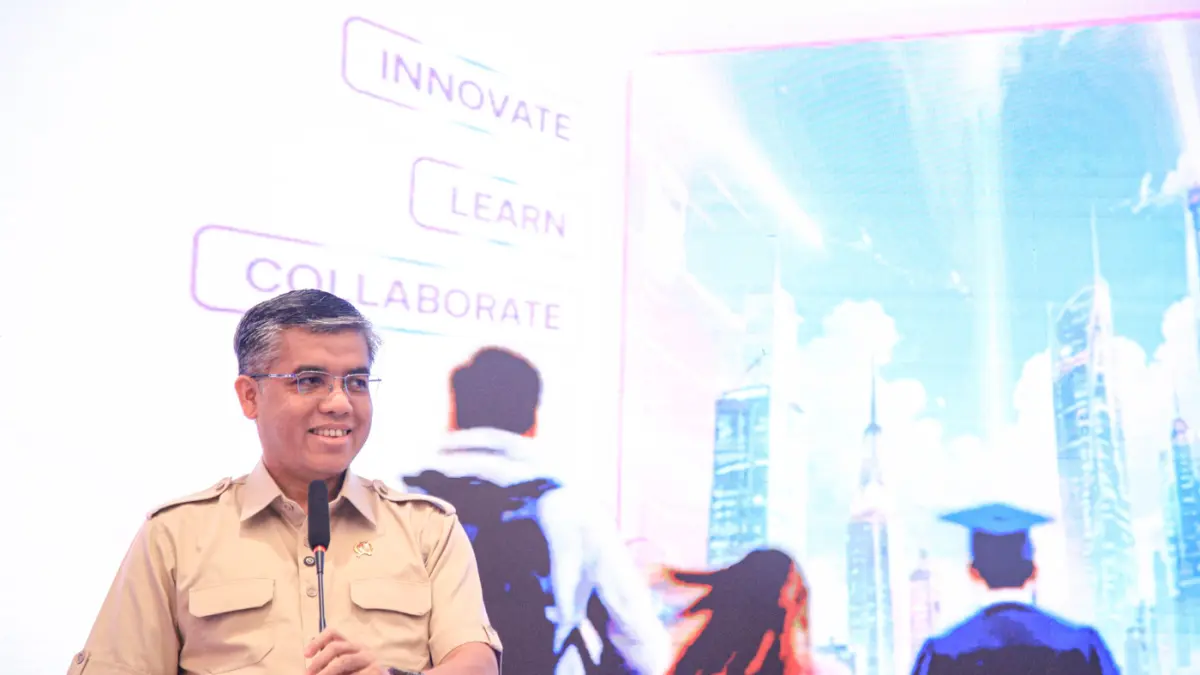 Menteri Ketenagakerjaan Yassierli menyampaikan sambutannya saat penandanganan nota kesepahaman antara Kementerian Ketenagakerjaan dengan XLSmart di Kantor XLSmart Tower, Jakarta, Kamis (02/07/2026). (Hanung Hambara/Jawa Pos)