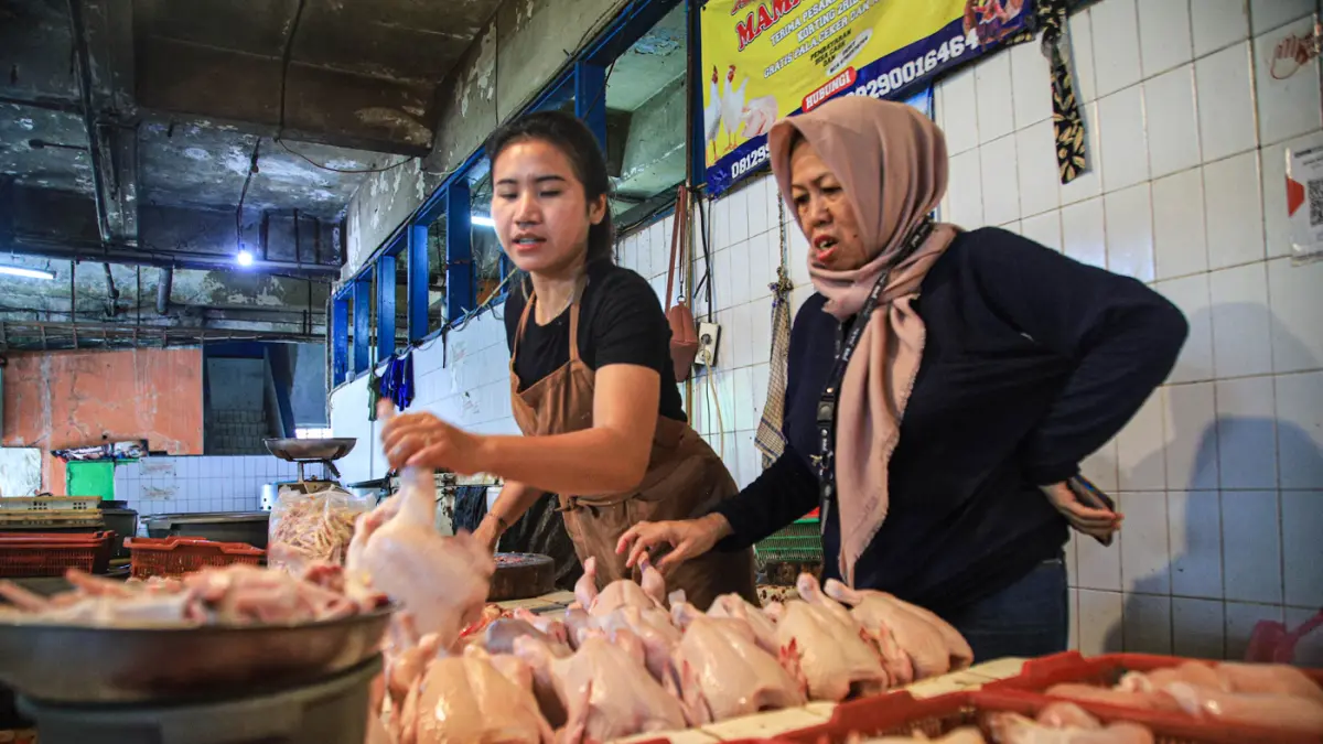 Pedagang ayam potong melayani pembeli di Pasa Slipi, Jakarta, Kamis (02/07/2026). (Hanung Hambara/Jawa Pos)
