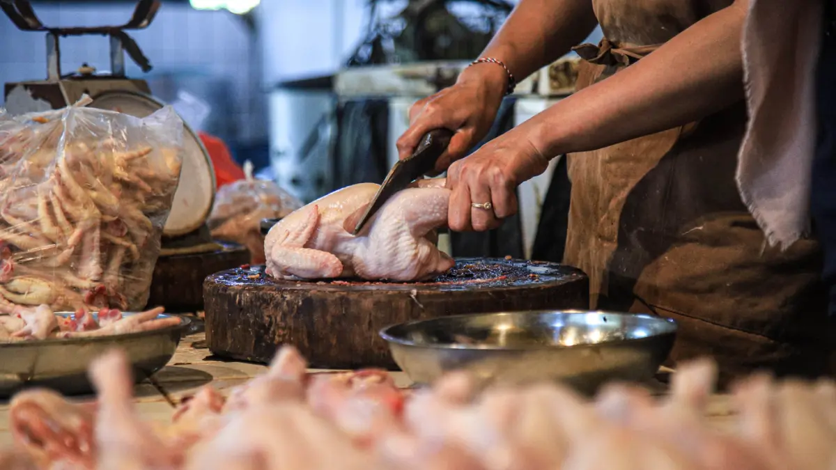 Pedagang ayam potong melayani pembeli di Pasa Slipi, Jakarta, Kamis (02/07/2026). (Hanung Hambara/Jawa Pos)