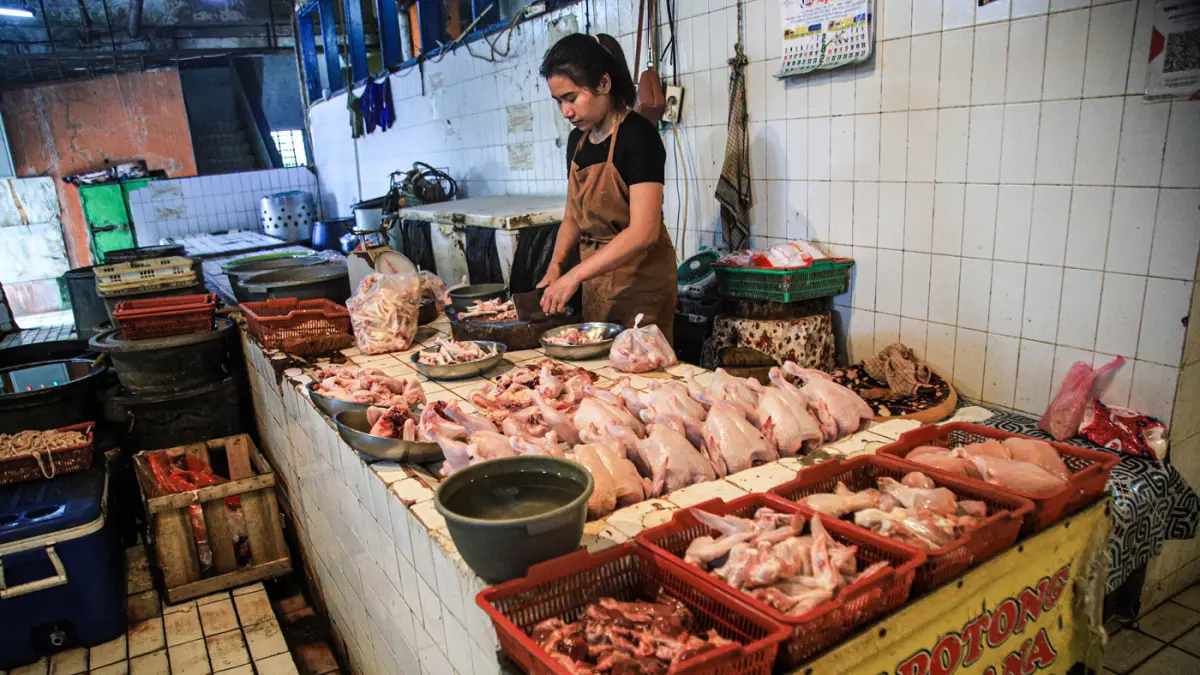 Pedagang ayam potong melayani pembeli di Pasa Slipi, Jakarta, Kamis (02/07/2026). (Hanung Hambara/Jawa Pos)