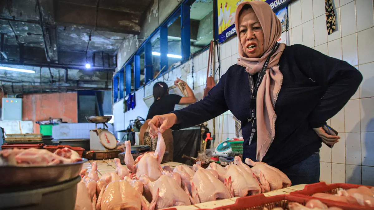 Pedagang ayam potong melayani pembeli di Pasa Slipi, Jakarta, Kamis (02/07/2026). (Hanung Hambara/Jawa Pos)