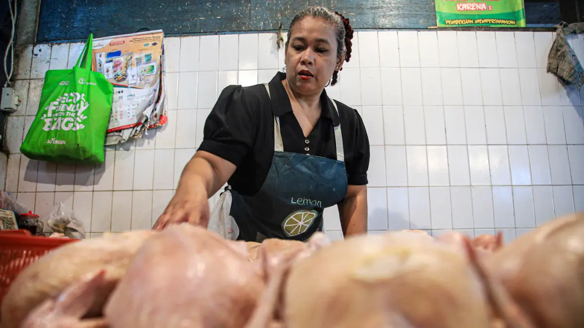 Pedagang ayam potong melayani pembeli di Pasa Slipi, Jakarta, Kamis (02/07/2026). (Hanung Hambara/Jawa Pos)