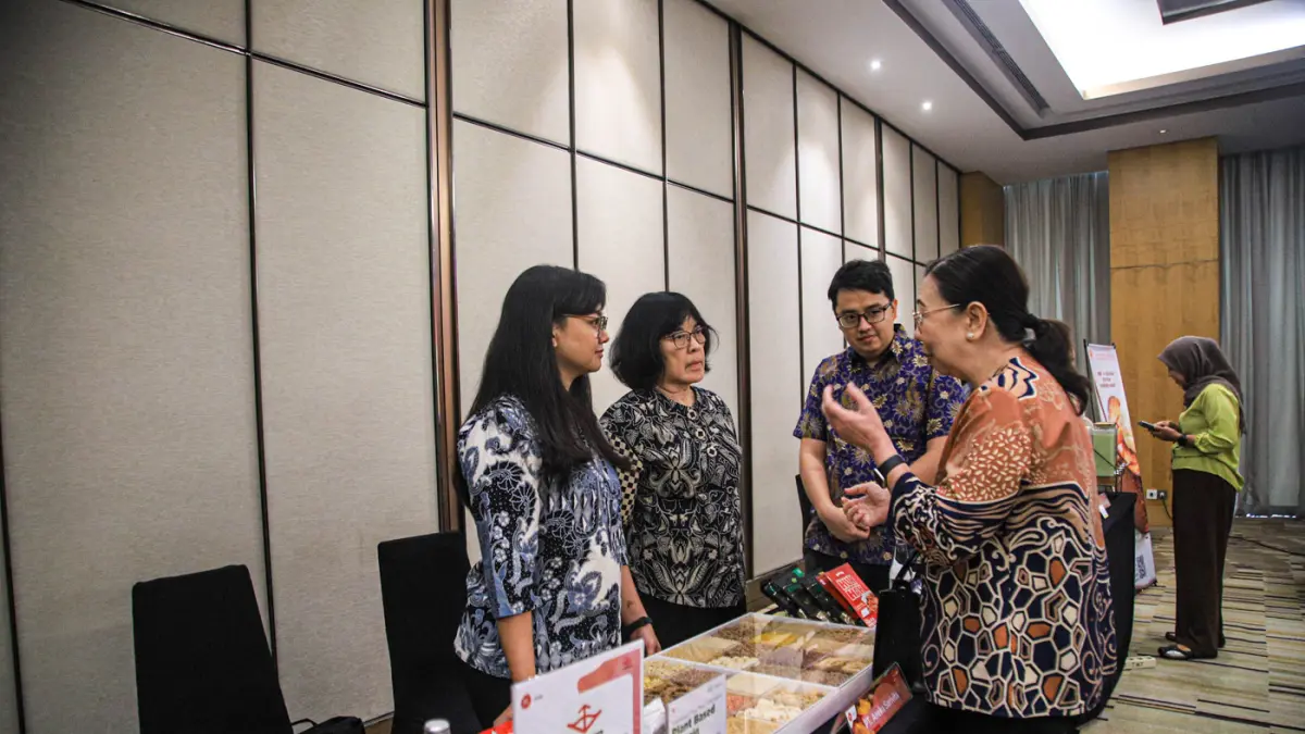 Pengunjung berinteraksi dengan para produsen makanan dan minuman usai mengelar konferensi pers tentang Pangan Berkualitas untuk Kesehatan dan Lingkungan di Jakarta, Kamis (02/07/2026). (Hanung Hambara/Jawa Pos)