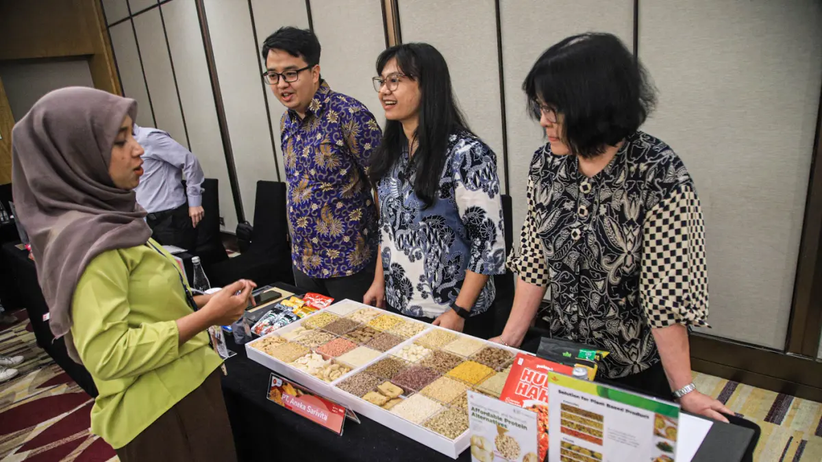 Pengunjung berinteraksi dengan para produsen makanan dan minuman usai mengelar konferensi pers tentang Pangan Berkualitas untuk Kesehatan dan Lingkungan di Jakarta, Kamis (02/07/2026). (Hanung Hambara/Jawa Pos)