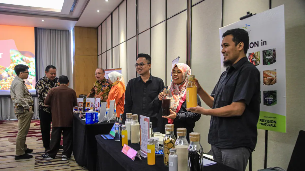 Pengunjung berinteraksi dengan para produsen makanan dan minuman usai mengelar konferensi pers tentang Pangan Berkualitas untuk Kesehatan dan Lingkungan di Jakarta, Kamis (02/07/2026). (Hanung Hambara/Jawa Pos)