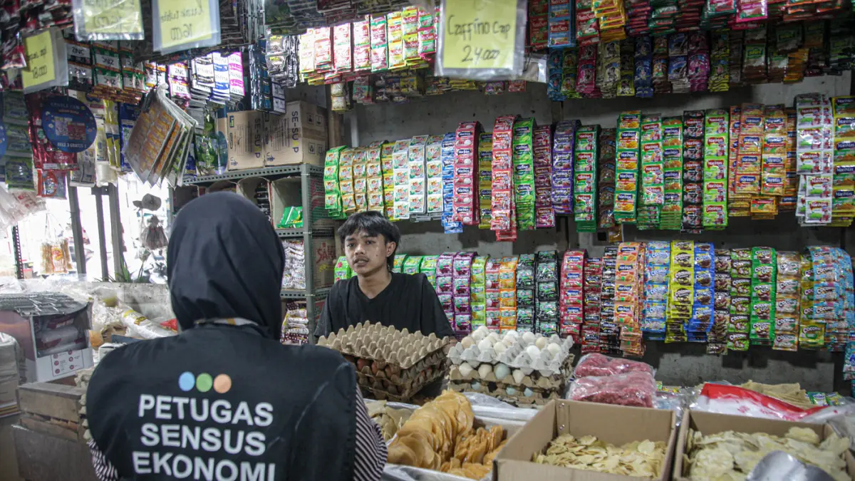 Petugas Sensus Ekonomi mewawancarai sejumlah pedagang di Pasar Ciputat, Tangerang Selatan (02/07/2026). (Hanung Hambara/Jawa Pos)