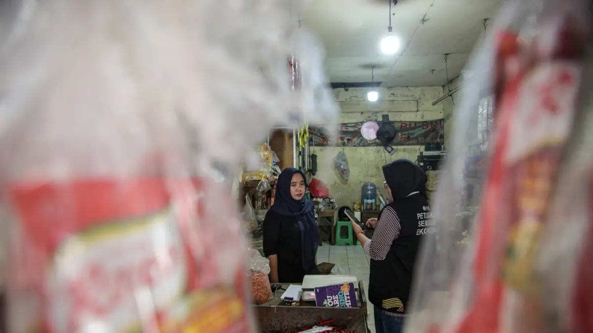 Petugas Sensus Ekonomi mewawancarai sejumlah pedagang di Pasar Ciputat, Tangerang Selatan (02/07/2026). (Hanung Hambara/Jawa Pos)
