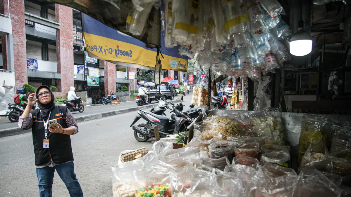 Petugas Sensus Ekonomi mewawancarai sejumlah pedagang di Pasar Ciputat, Tangerang Selatan (02/07/2026). (Hanung Hambara/Jawa Pos)