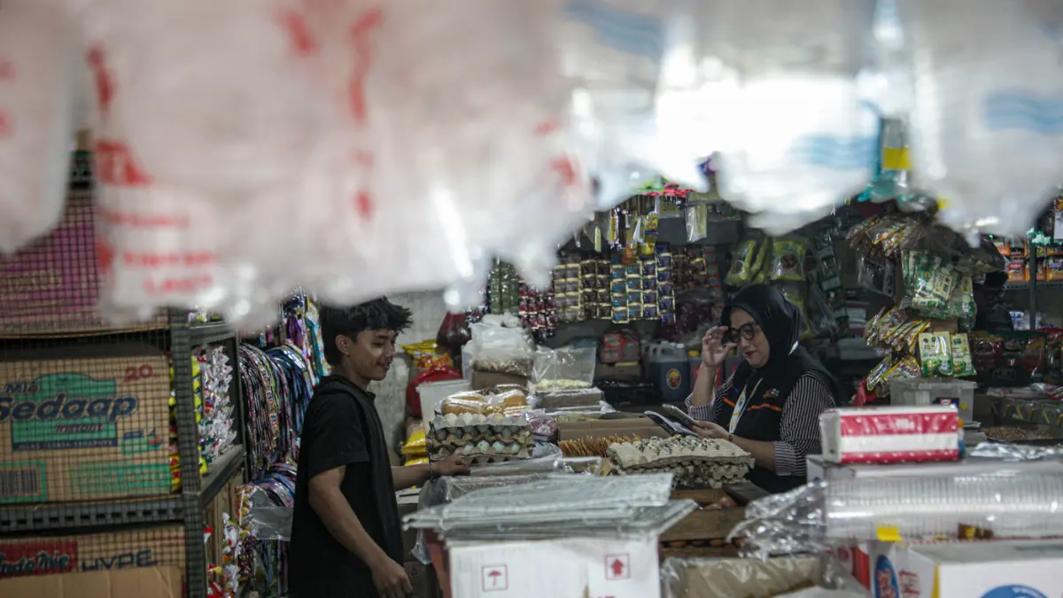 Petugas Sensus Ekonomi mewawancarai sejumlah pedagang di Pasar Ciputat, Tangerang Selatan (02/07/2026). (Hanung Hambara/Jawa Pos)