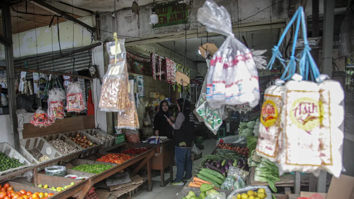 Petugas Sensus Ekonomi mewawancarai sejumlah pedagang di Pasar Ciputat, Tangerang Selatan (02/07/2026). (Hanung Hambara/Jawa Pos)