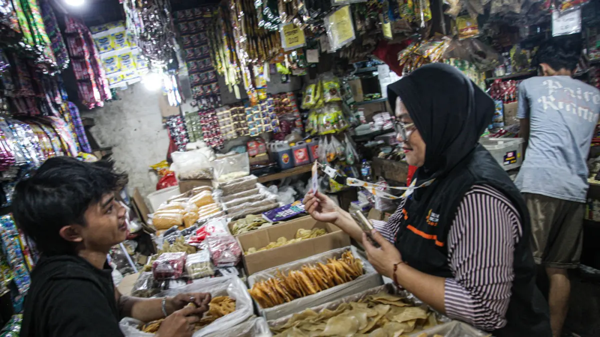 Petugas Sensus Ekonomi mewawancarai sejumlah pedagang di Pasar Ciputat, Tangerang Selatan (02/07/2026). (Hanung Hambara/Jawa Pos)