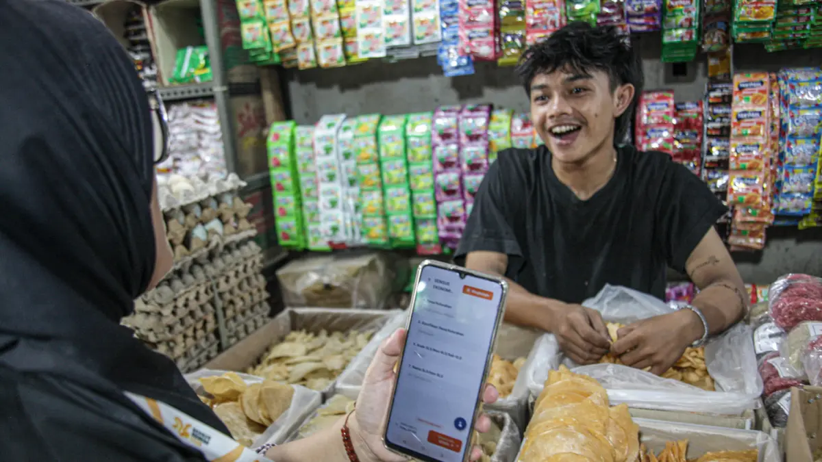 Petugas Sensus Ekonomi mewawancarai sejumlah pedagang di Pasar Ciputat, Tangerang Selatan (02/07/2026). (Hanung Hambara/Jawa Pos)