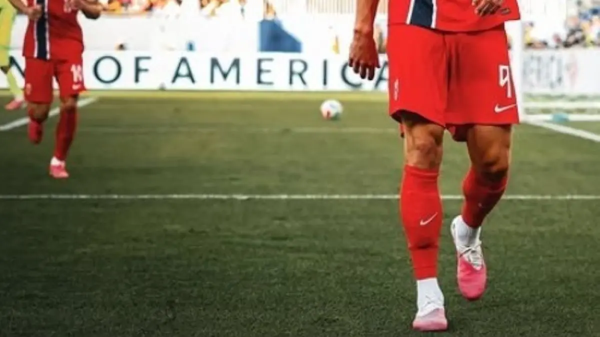 Sepatu bola berwarna merah muda menjadi tren di Piala Dunia 2026. (ig @erling) - Image