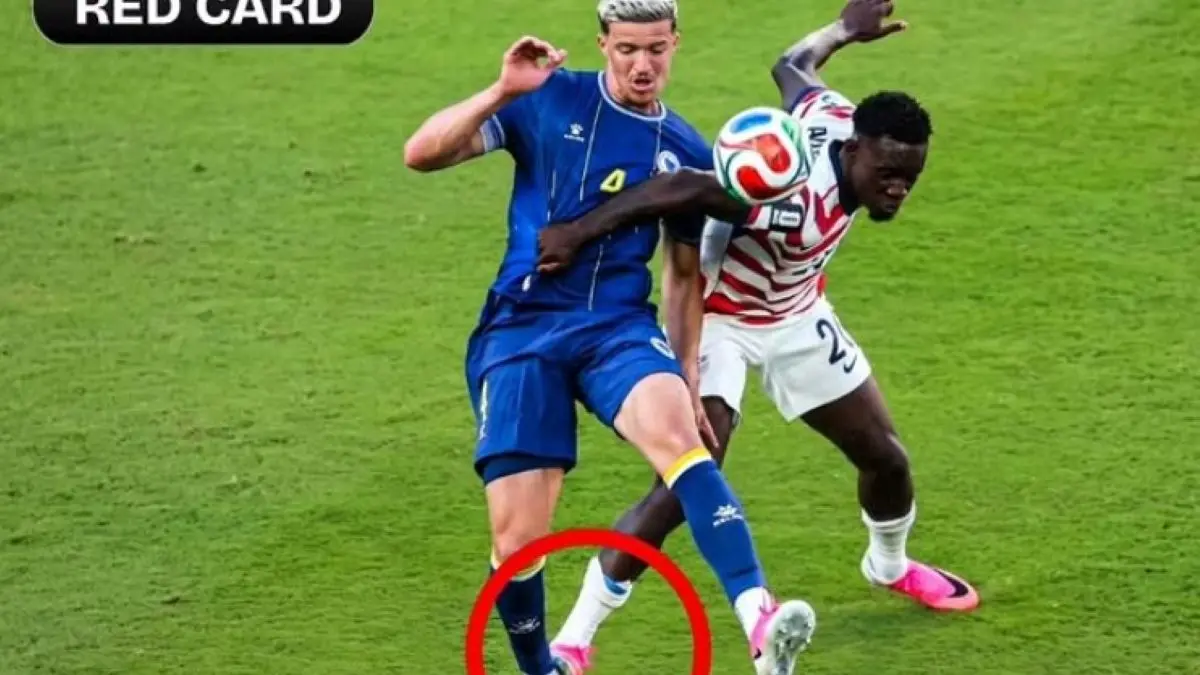 Striker timnas Amerika Serikat Folarin Balogun cetak gol dan mendapatkan kartu merah di laga Piala Dunia 2026 lawan Bosnia. (ig @sportsgully) - Image