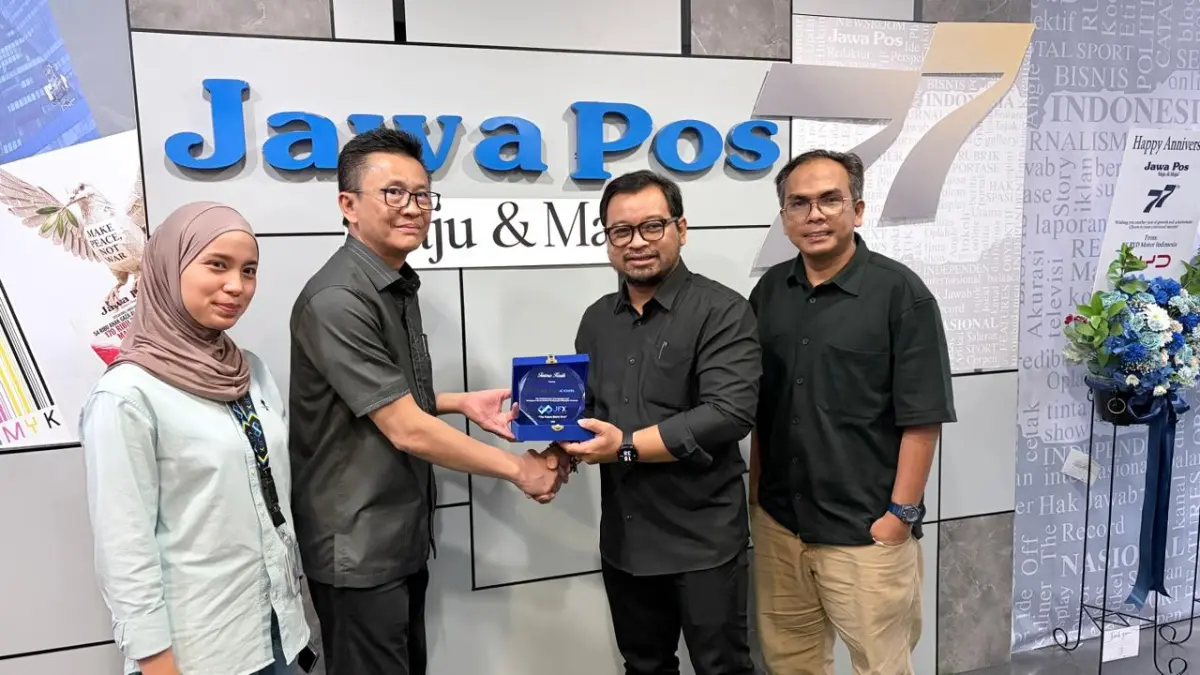 KUNJUNGAN KE REDAKSI: Direktur Utama JFX, Yazid Kanca Surya menyerahkan plakat kepada Pemipin Redaksi JawaPos.com Edy Pramana yang didampingi Wakil Pemimpin Redaksi JawaPos.com Ilham Safutra saat berkunjung ke redaksi JawaPos.com di Graha Pena Jakarta pada Jumat (3/7). (JawaPos.com) - Image