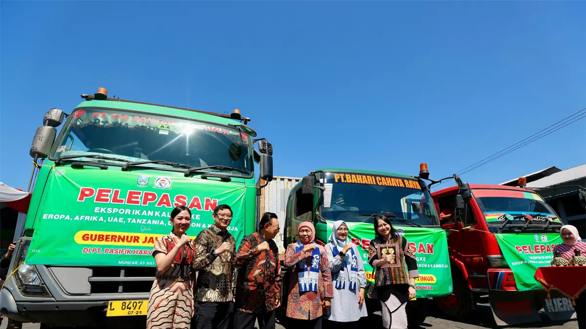 Gubernur Jawa Timur Khofifah Indar Parawansa didampingi Bupati Banyuwangi Ipuk Fiestiandani dalam acara seremony pelepasan ekspor 270 ton ikan sarden produksi Banyuwangi ke berbagai negara dengan total nilai mencapai Rp10 miliar, Jumat (3/7/2026). (Istimewa). - Image