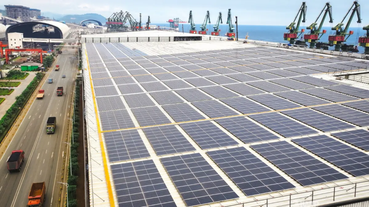 PANEL Pembangkit Listrik Tenaga Surya (PLTS) berkapasitas 15 megawatt yang dibangun PT IWIP untuk mendukung dekarbonisasi. (Istimewa) - Image