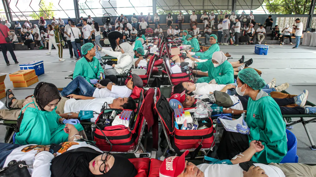 Beragam kegiatan seperti donor darah, pengumpulan jelantah, donasi cegah stunting serta aksi pungut sampah pada Employee Volunteering Day (EVD) 2026 di Gelora CIMB Niaga Bintaro, Tangerang Selatan, Sabtu (4/7/2026). Beragam kegiatan seperti donor darah, p