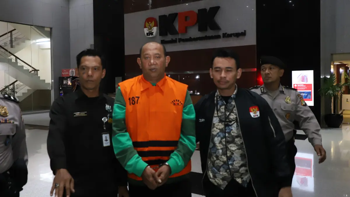 Bupati Langkat Syah Afandin mengenakan rompi tahanan usai menjalani pemeriksaan di Gedung Merah Putih KPK, Jakarta, Sabtu (4/7/2026). (Dery Ridwansah/ JawaPos.com)