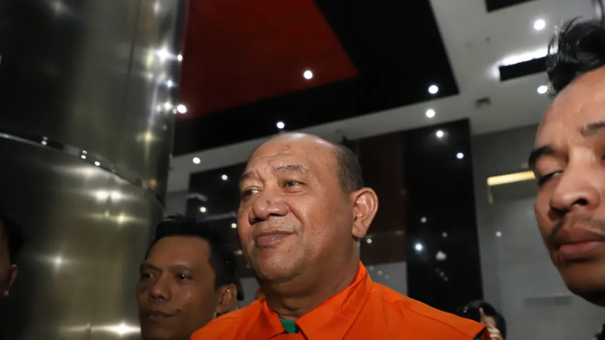 Bupati Langkat Syah Afandin mengenakan rompi tahanan usai menjalani pemeriksaan di Gedung Merah Putih KPK, Jakarta, Sabtu (4/7/2026). (Dery Ridwansah/ JawaPos.com)