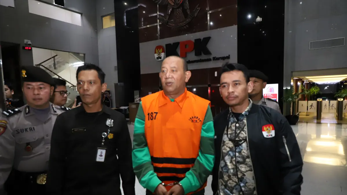 Bupati Langkat Syah Afandin mengenakan rompi tahanan usai menjalani pemeriksaan di Gedung Merah Putih KPK, Jakarta, Sabtu (4/7/2026). (Dery Ridwansah/ JawaPos.com)