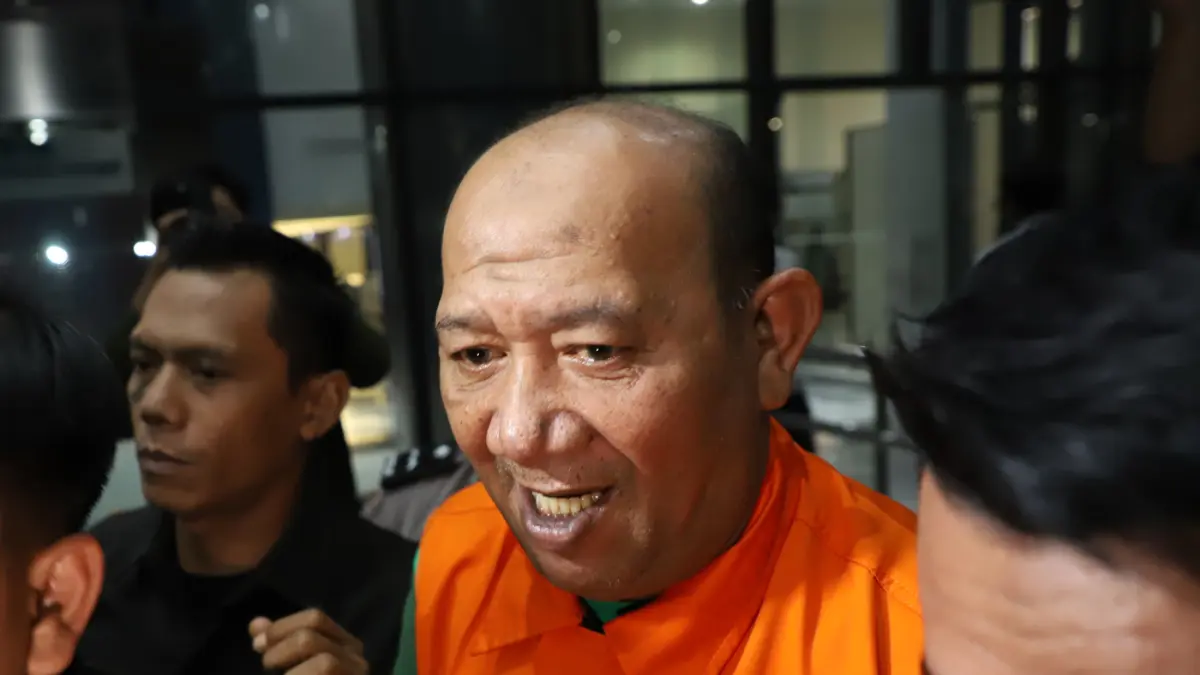 Bupati Langkat Syah Afandin mengenakan rompi tahanan usai menjalani pemeriksaan di Gedung Merah Putih KPK, Jakarta, Sabtu (4/7/2026). (Dery Ridwansah/ JawaPos.com)