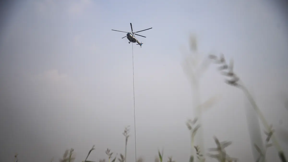 Helikopter MI-8AMT milik Badan Nasional Penanggulangan Bencana (BNPB) menjatuhkan air untuk memadamkan kebakaran sampah di Tempat Pembuangan Akhir (TPA) Jatiwaringin, Tangerang, Jumat (04/072026). (Hanung Hambara/Jawa Pos)