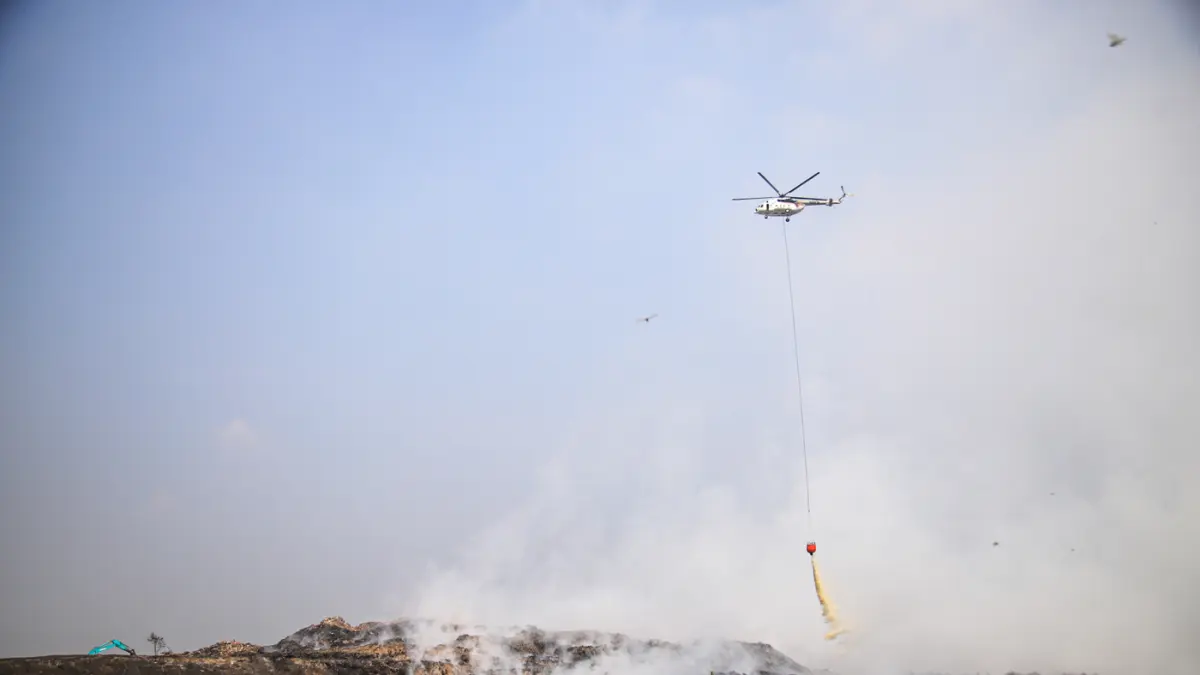 Helikopter MI-8AMT milik Badan Nasional Penanggulangan Bencana (BNPB) menjatuhkan air untuk memadamkan kebakaran sampah di Tempat Pembuangan Akhir (TPA) Jatiwaringin, Tangerang, Jumat (04/072026). (Hanung Hambara/Jawa Pos)