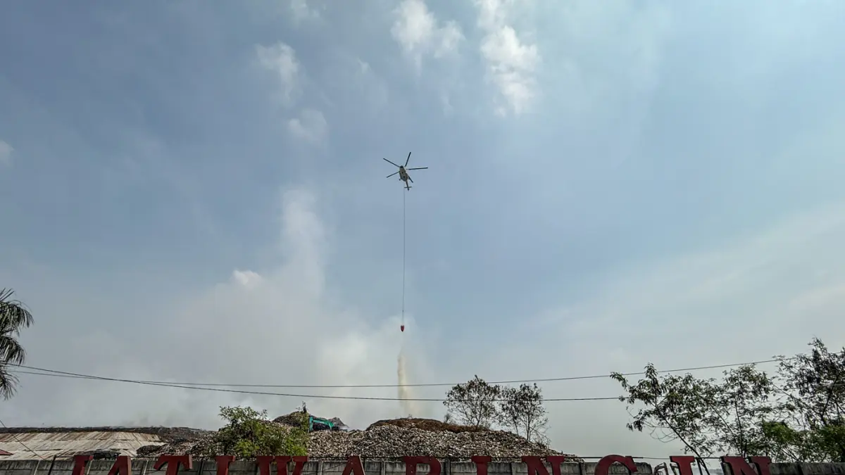 Helikopter MI-8AMT milik Badan Nasional Penanggulangan Bencana (BNPB) menjatuhkan air untuk memadamkan kebakaran sampah di Tempat Pembuangan Akhir (TPA) Jatiwaringin, Tangerang, Jumat (04/072026). (Hanung Hambara/Jawa Pos)