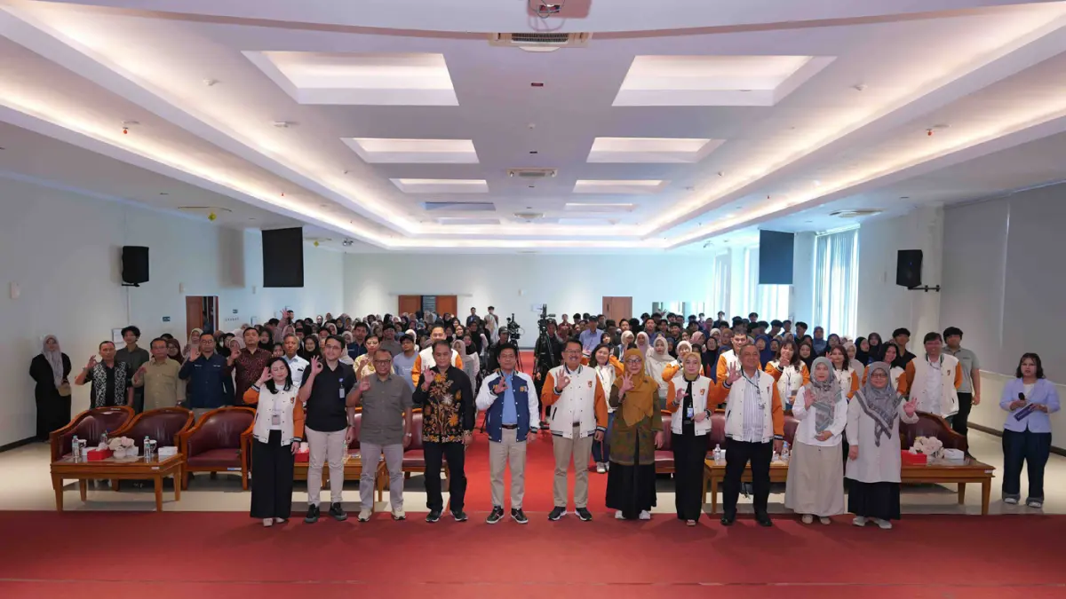 Membawakan tema ‘Sharpening Your Edge: Skills and Attitude for The Next Chapter’, Antonius Widodo mengungkapkan pentingnya mahasiswa memiliki growth mindset, di mana kemampuan diri bisa dikembangkan melalui kerja keras dan dedikasi.