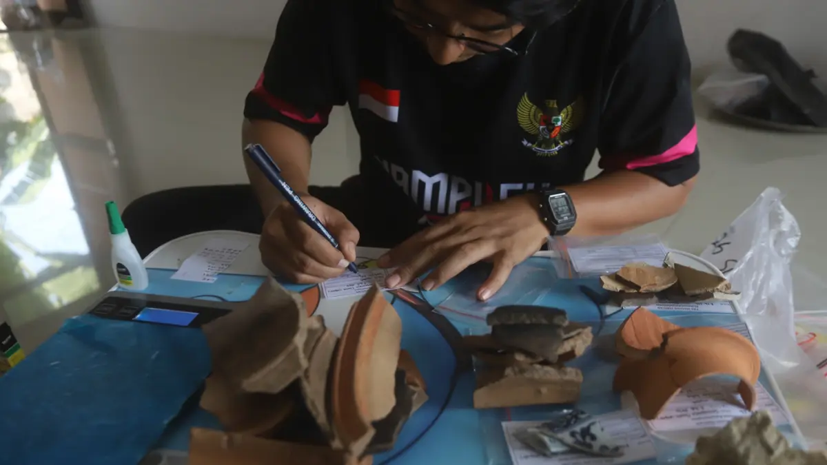 Petugas Badan Pelestarian Kebudayaan (BPK) XI Jawa Timur melakukan eskavasi situs peninggalan era kerajaan Majapahit di Desa Sentonorejo Kecamatan Trowulan Kabupaten Mojokerto Jawa Timur.