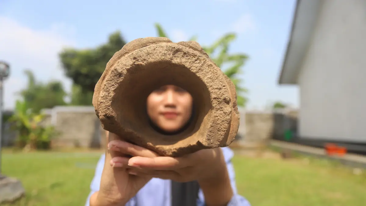 Petugas Badan Pelestarian Kebudayaan (BPK) XI Jawa Timur melakukan eskavasi situs peninggalan era kerajaan Majapahit di Desa Sentonorejo Kecamatan Trowulan Kabupaten Mojokerto Jawa Timur.