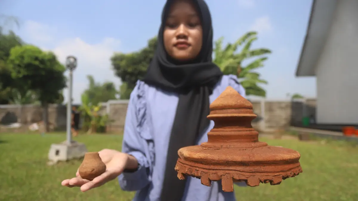 Petugas Badan Pelestarian Kebudayaan (BPK) XI Jawa Timur melakukan eskavasi situs peninggalan era kerajaan Majapahit di Desa Sentonorejo Kecamatan Trowulan Kabupaten Mojokerto Jawa Timur.