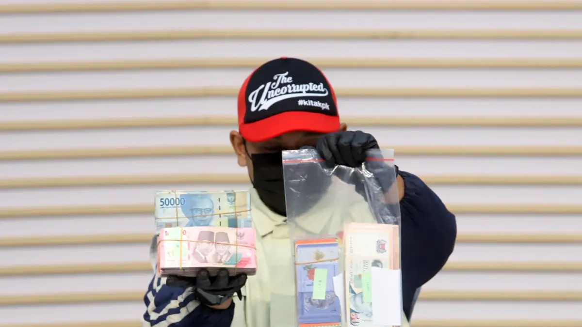 Petugas KPK menunjukkan barang bukti uang tunai saat konferensi pers operasi tangkap tangan Bupati Langkat Syah Afandin di Gedung Merah Putih KPK, Jakarta, Jumat (3/7/2026). (Dery Ridwansah/ JawaPos.com)