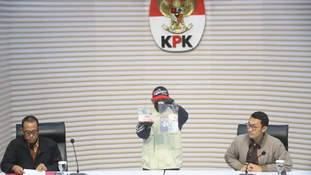 Petugas KPK menunjukkan barang bukti uang tunai saat konferensi pers operasi tangkap tangan Bupati Langkat Syah Afandin di Gedung Merah Putih KPK, Jakarta, Jumat (3/7/2026). (Dery Ridwansah/ JawaPos.com)