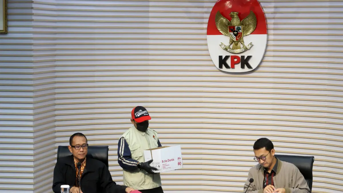 Petugas KPK menunjukkan barang bukti uang tunai saat konferensi pers operasi tangkap tangan Bupati Langkat Syah Afandin di Gedung Merah Putih KPK, Jakarta, Jumat (3/7/2026). (Dery Ridwansah/ JawaPos.com)