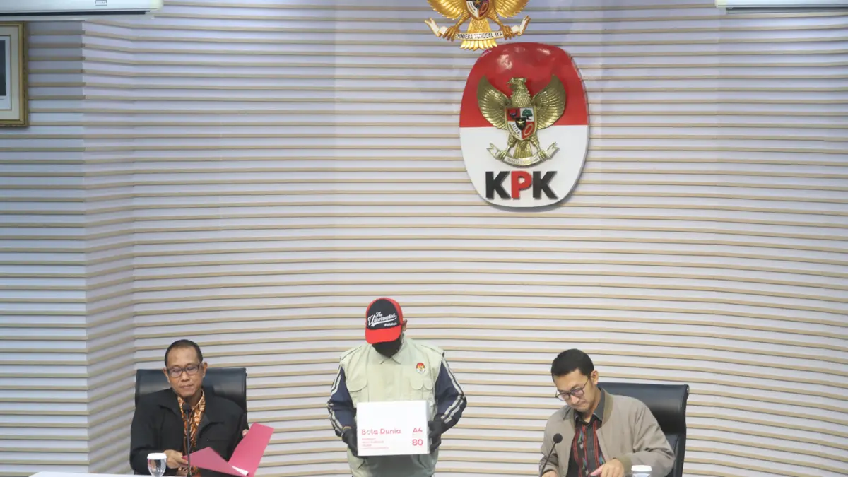 Petugas KPK menunjukkan barang bukti uang tunai saat konferensi pers operasi tangkap tangan Bupati Langkat Syah Afandin di Gedung Merah Putih KPK, Jakarta, Jumat (3/7/2026). (Dery Ridwansah/ JawaPos.com)