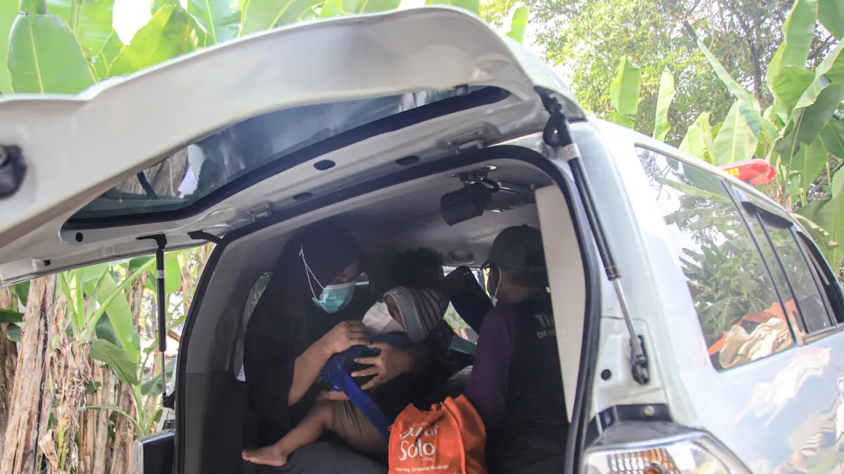 Sejumlah ibu-ibu kader PKK dibantu aparat desa mengevakuasi penduduk Desa Tanjakan Mekar, Rajeg, Tangerang, Jumat (03/07/3026). (Hanung Hambara/Jawa Pos)