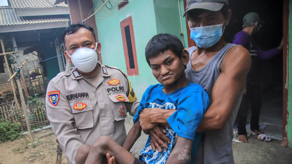 Sejumlah ibu-ibu kader PKK dibantu aparat desa mengevakuasi penduduk Desa Tanjakan Mekar, Rajeg, Tangerang, Jumat (03/07/3026). (Hanung Hambara/Jawa Pos)