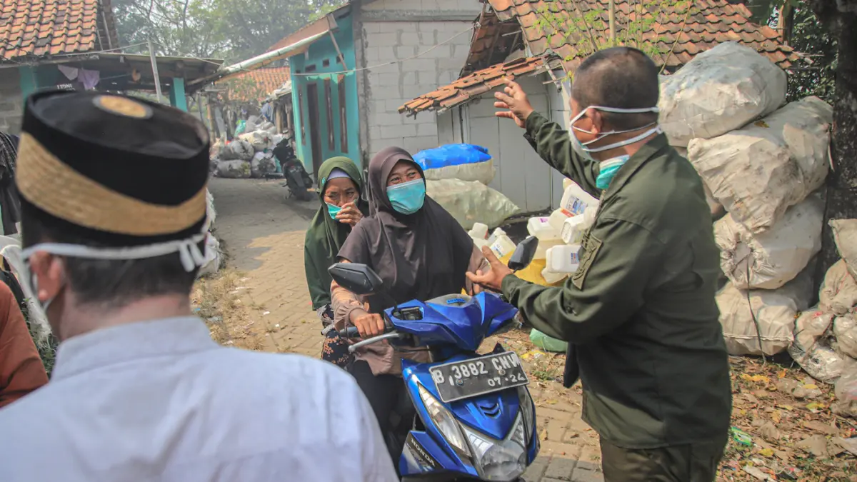 Evakuasi Warga Terdampak Asap Kebakaran TPA Jatiwaringin - Image