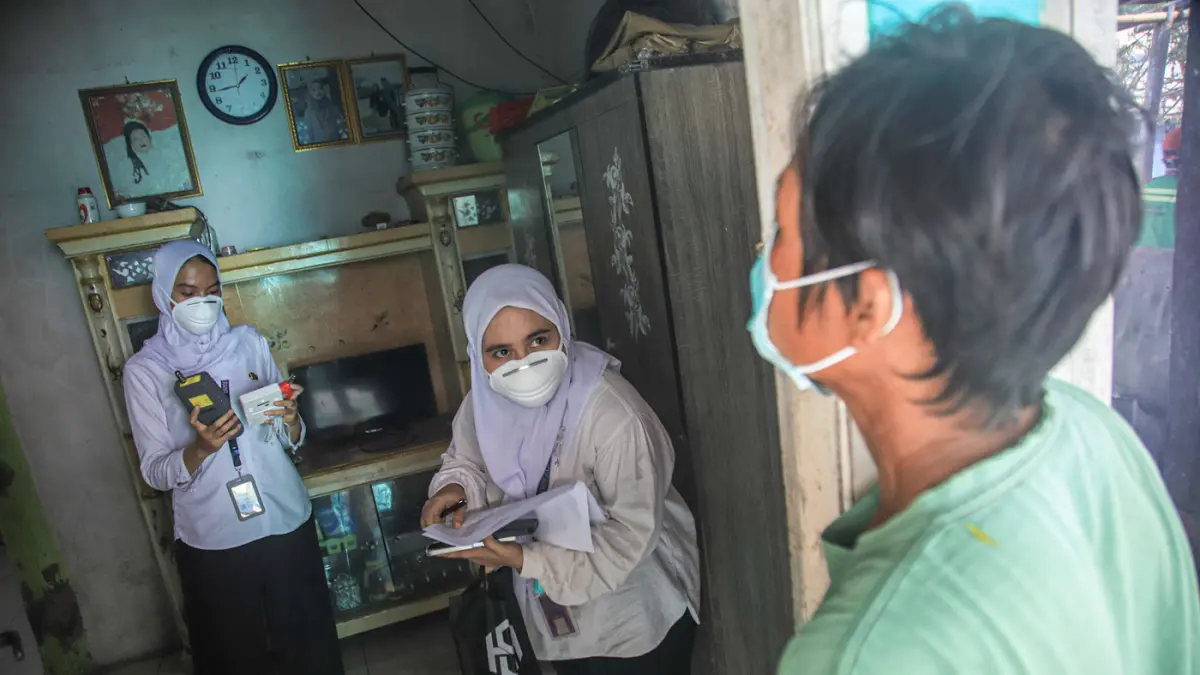 Sejumlah kader kesehatan mengukur kadar polutan akibat kebakaran TPA Jatiwaringin di Desa Tanjakan Mekar, Rajeg, Tangerang, Jumat (03/07/3026). (Hanung Hambara/Jawa Pos)