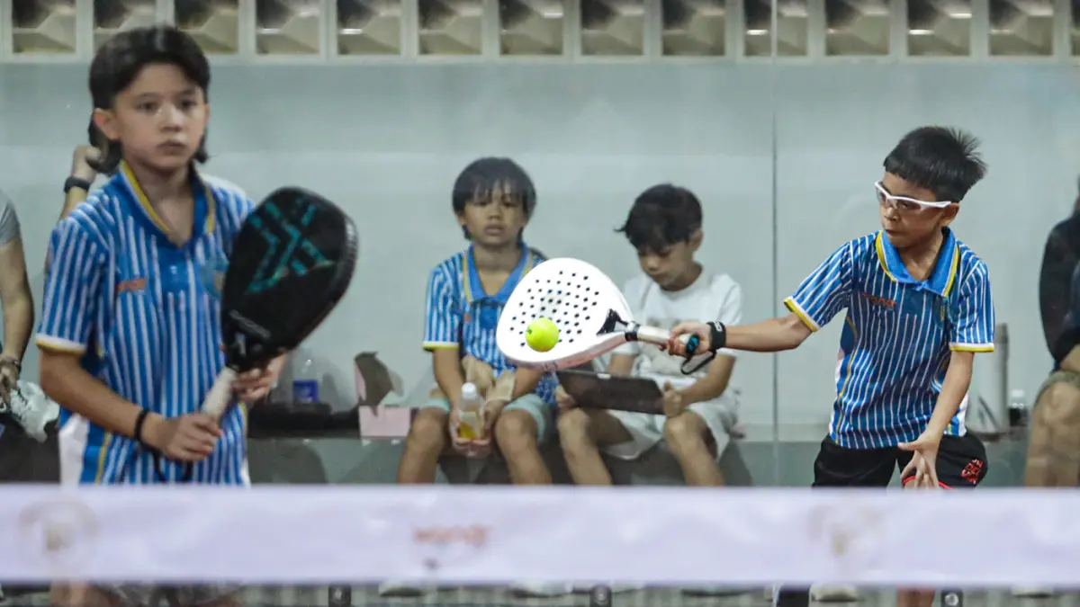 Sejumlah peserta bertanding pada Rosiade Padel Tournament Series-2 di Crown Padel Alam Sutera, Sabtu (4/7/2026). (Salman Toyibi/Jawa Pos)
