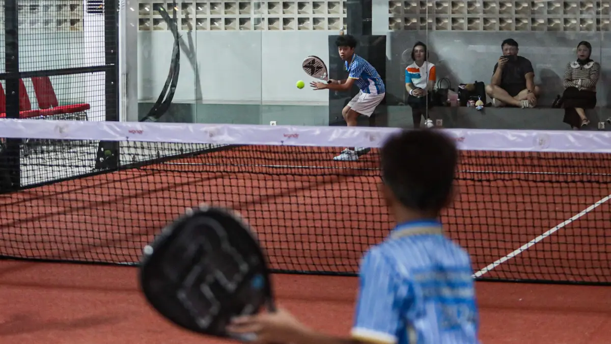 Sejumlah peserta bertanding pada Rosiade Padel Tournament Series-2 di Crown Padel Alam Sutera, Sabtu (4/7/2026). (Salman Toyibi/Jawa Pos)